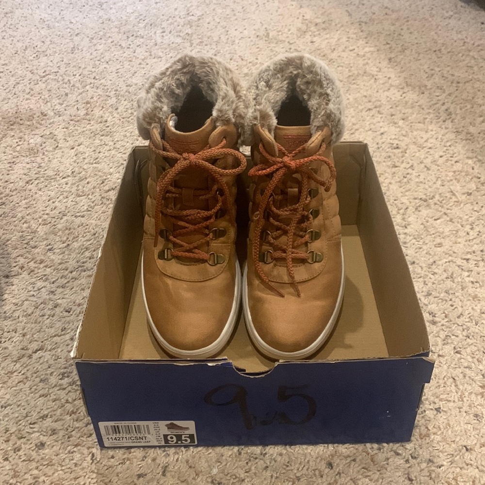 Like new. Only worn once Bob’s Sketchers winter boots